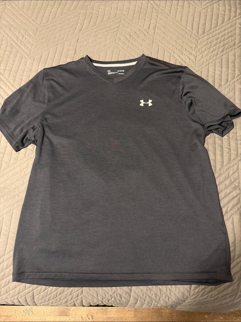 Under Armour Men’s Short Sleeve V-Neck Shirt - Charcoal Gray